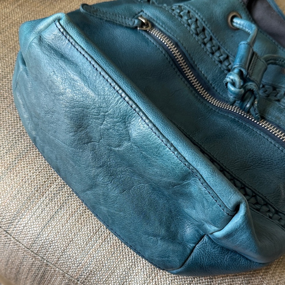 Elegant Teal Leather Crossbody Bag - Picture 4 of 7